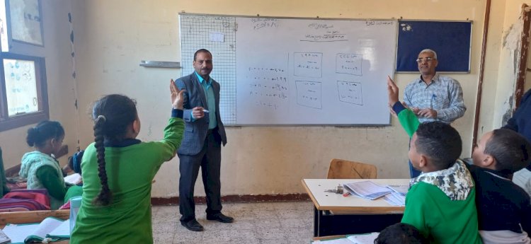 مدير تعليمية أبوتشت يوجه بتطبيق القرارات المنظمة للتقييمات وأعمال السنة