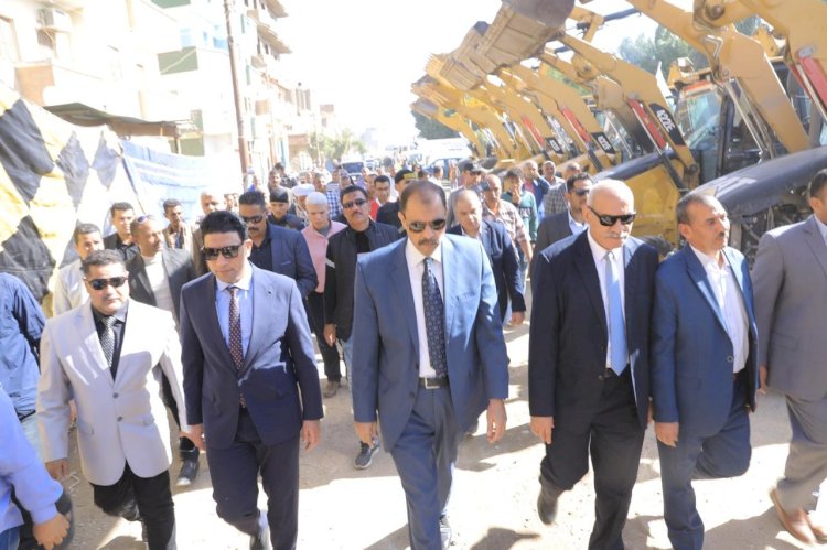 محافظ سوهاج يتفقد مخرات السيول بأخميم