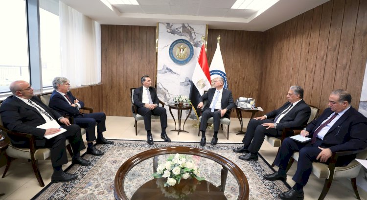 وزير البترول التقي  ماثيوس ريجاس الرئيس التنفيذي لشركة انرجيان اليونانية