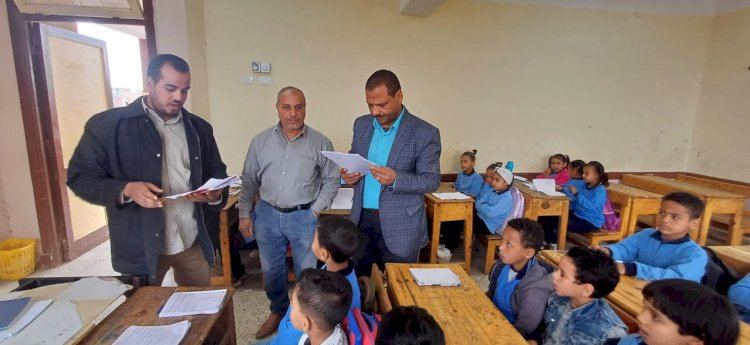 مدير عام التعليم بأبوتشت يفاجىء مدارس المعيصرة الابتدائية والإعدادية ويوجه بتصحيح التقييمات يوميا