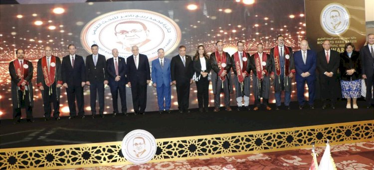 وزير الزراعة يشارك فى تسليم الفائزين بجوائز جامعة الدلتا في مجال الزراعة