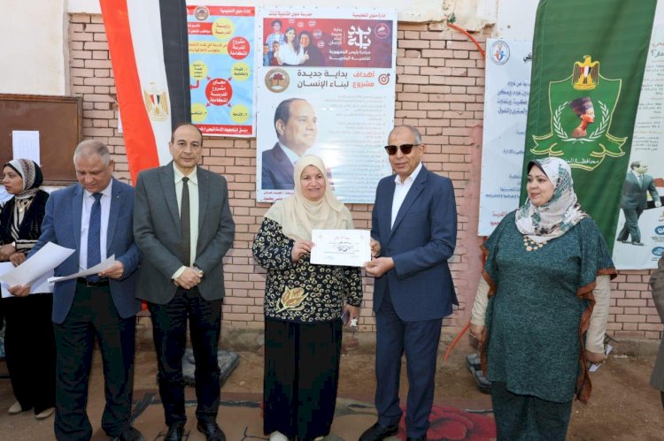 محافظ المنيا يتفقد مدرسة الثانوية بنات بملوي لمتابعة سير العملية التعليمية