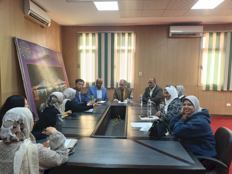 رئيس جامعة أسوان يتابع سير العملية التعليمية بكلية الألسن