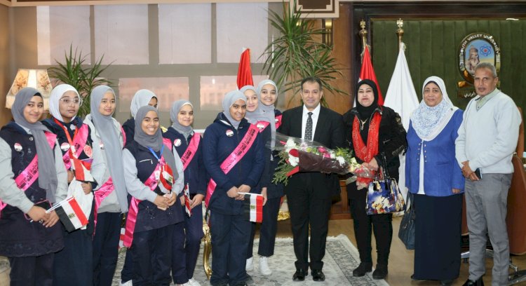 رئيس جامعة جنوب الوادي يستقبل وفد طالبات مدرسة الثانوية بنات بقنا