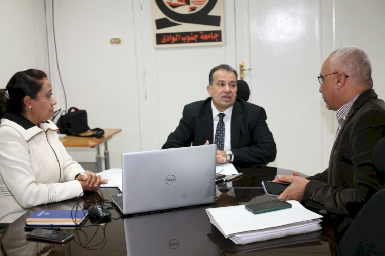 رئيس جامعة جنوب الوادي يناقش معدلات الانجاز بمشروعات البنية التحتية