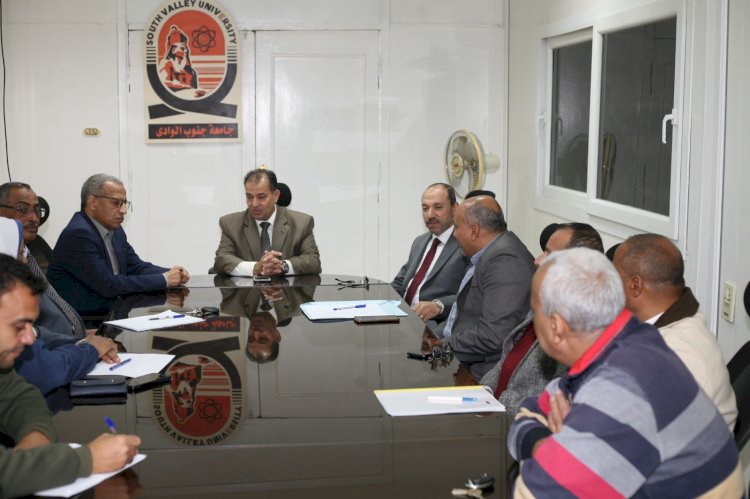 رئيس جامعة جنوب الوادى يناقش انشاء مركز الأوراق الثبوتية بالجامعة