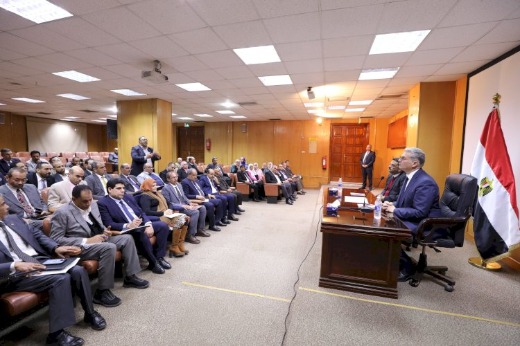 وزير البترول يلتقي بالعاملين بالثروة المعدنية