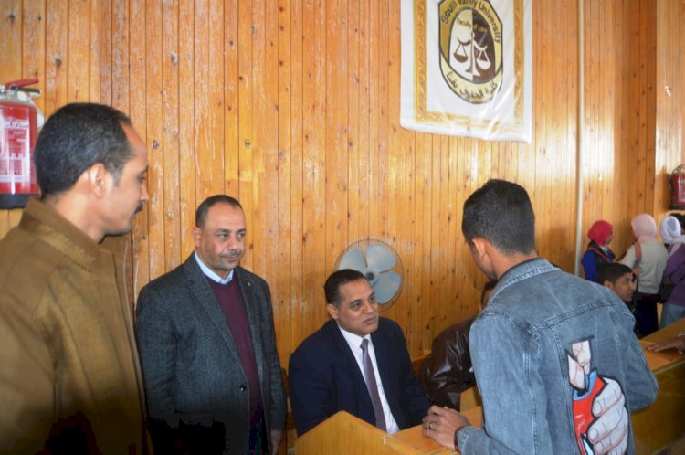 عبد البارئ يشهد امتحانات الشفهي لطلاب الحقوق بجامعة جنوب الوادى