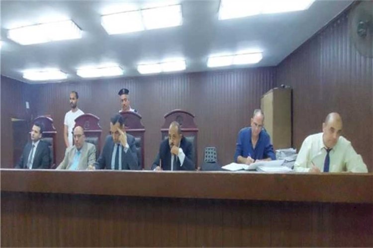 تأجيل إعادة محاكمة 5 سيدات وعاطل بتهمة قتل ربة منزل بالمنيا