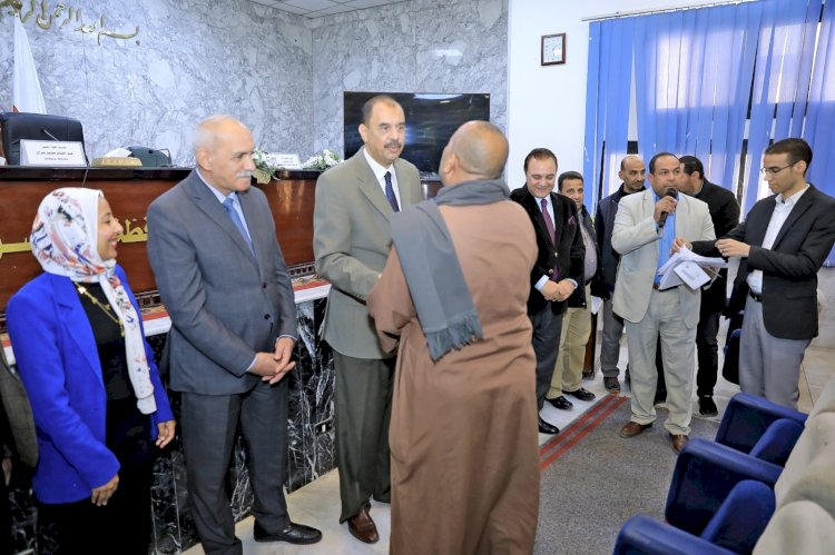 محافظ سوهاج يسلم 77 قطعة أرض بالظهير الصحراوي لقرية الكولة بمركز أخميم