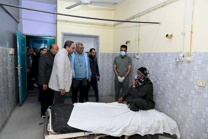 محافظ قنا يتفقد مصابي حادث حريق مستشفى الصدر و يشيد بسرعة التعامل مع الحادث