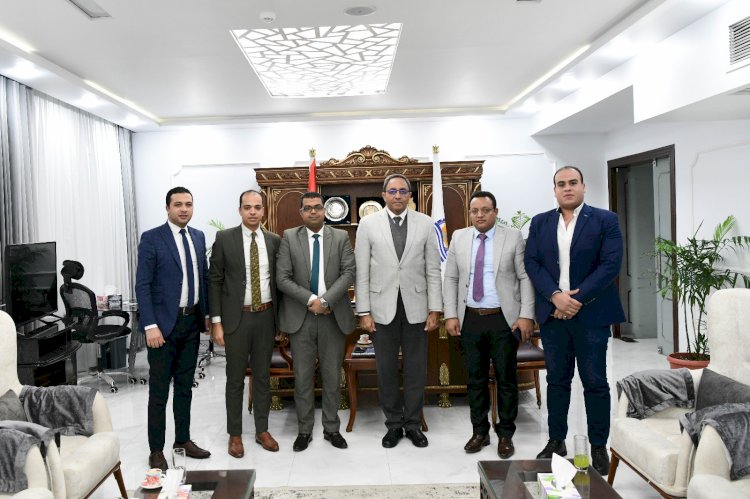 محافظ قنا يناقش تعزيز التعاون مع حماية المستهلك