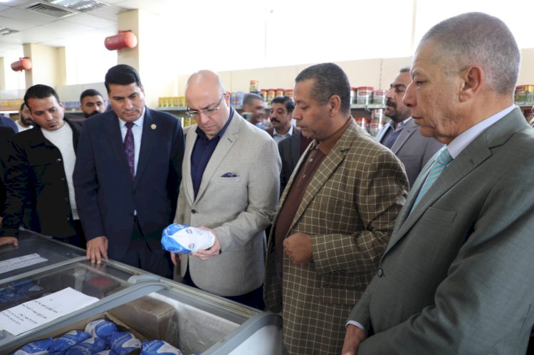 محافظ بني سويف يتفقد فرع الشركة المصرية لتجارة الجملة