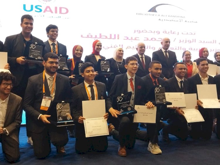 وزير التربية والتعليم يُكرّم الطالبة سحر أشرف لإنجازاتها العالمية في معرض ISEF