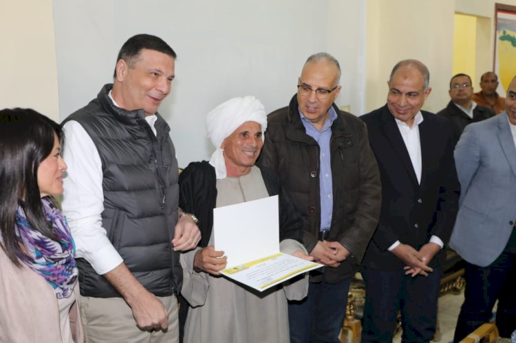 تسليم المنح للمستفيدين والمستفيدات والجمعيات الزراعية من مشروع سيل