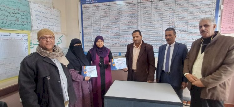 مدير عام تعليم أبوتشت يكرم معلمتين خلال جولة تفقدية مفاجئة