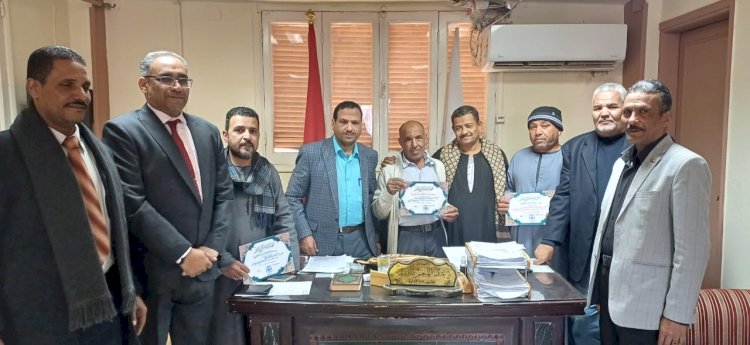 مدير تعليم أبوتشت يكرم مدير المخازن وعددا من العاملين المتميزين