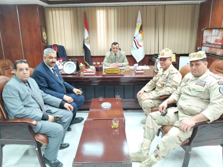 بحث سبل زيادة المدارس العسكرية بسوهاج