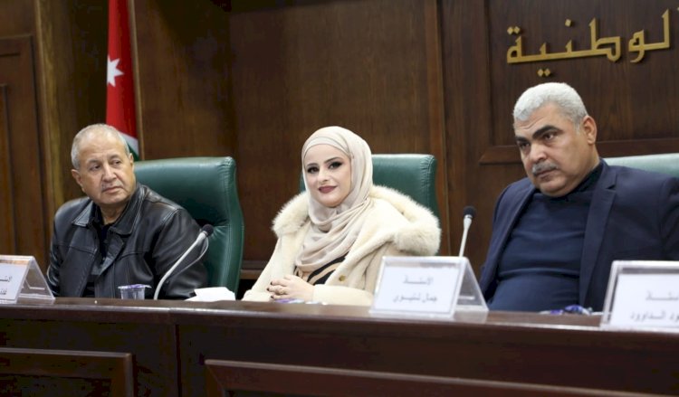 غادة عقل توقع كتابها المتميز " حسب توقيت عينيك"