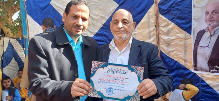 قاصد يكرم مدير  مدرسة النواهض الابتدائية بابى تشت