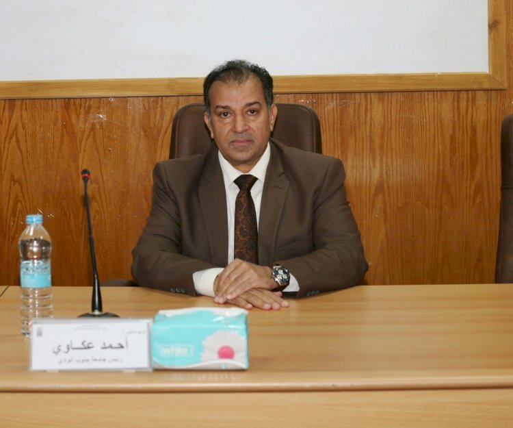 تكريم العاملين  المشاركين فى دمج الوحدات الحسابية بالجامعة