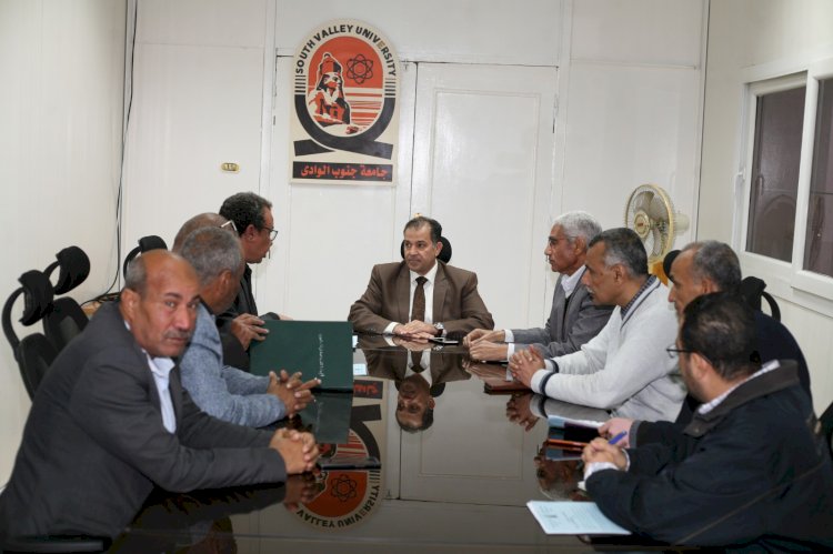 رئيس جامعة جنوب الوادى يتابع تجهيز قافلة تنموية الى شلاتين وحلايب وأبو رماد