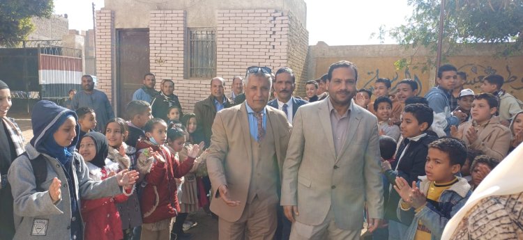 ممر شرفى بمدرسة الشقيفى للتعليم الاساسى  لتكريم المدير ومشرف التغذية