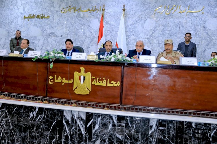 محافظ سوهاج يناقش الملفات الحيوية بالمحافظة