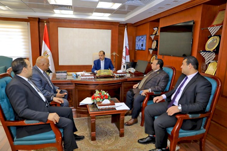 محافظ سوهاج يلتقي وفد الشباب والرياضة لمناقشة المشروعات الرياضية