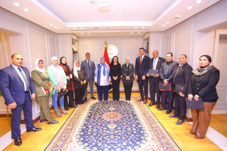 وزيرة التضامن تكرم الإدارة العامة للتسويق والمعارض