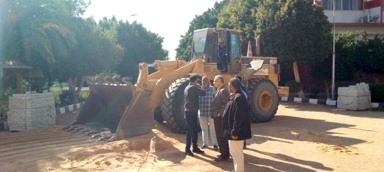 رئيس جامعة أسوان يتابع أعمال التطوير والرصف بالحرم الجامعي بصحاري