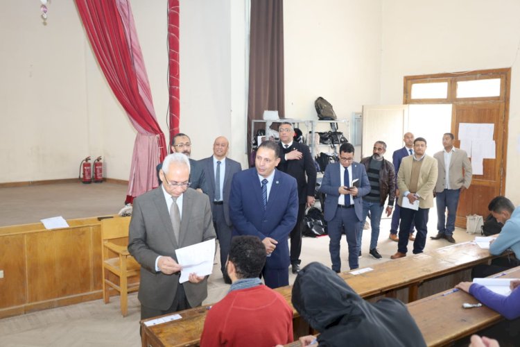 رئيس جامعة المنيا  بتفقد لجان  امتحانات كلية الطب البيطرى