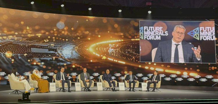 بدوي يشارك في جلسةاستنزاف الموارد والطلب على المعادن