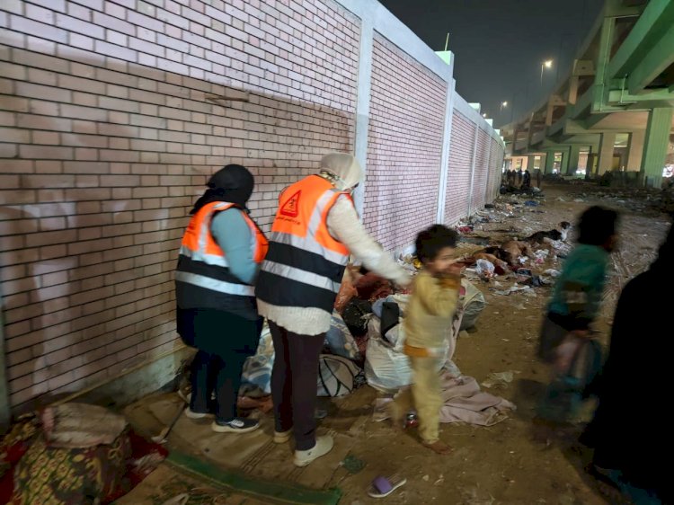 التدخل السريع ينقل سيدة بلا مأوي وطفليها ونقلهم لاحدي الجمعيات الأهلية