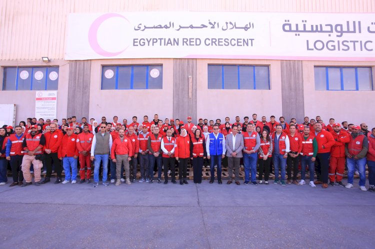 نائب رئيس الوزراء ووزيرة التضامن  يتفقدان مراكز الهلال الأحمر المصري بالعريش