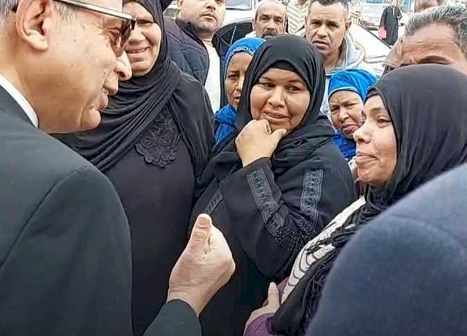 خلال جولة.. محافظ المنيا يستمع لشكاوى مواطنين ويوجه بالاستجابة لها
