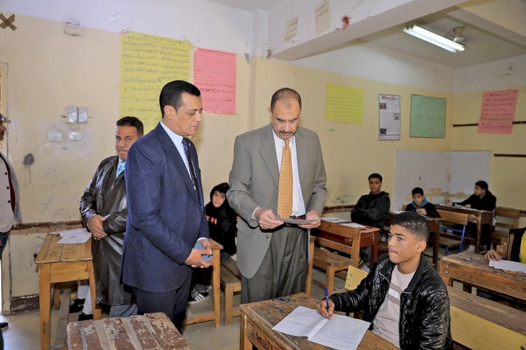 محافظ سوهاج يتفقد سير امتحانات الشهادة الإعدادية