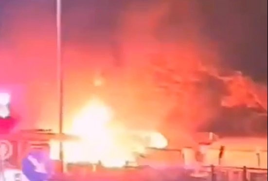 ملثمون إسرائيليون يشعلون النار في قرية الفندق بالضفة الغربية