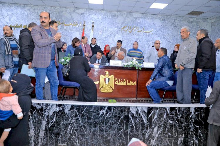 محافظ سوهاج يعقد اللقاء الجماهيري الأسبوعي للاستماع لمطالب المواطنين