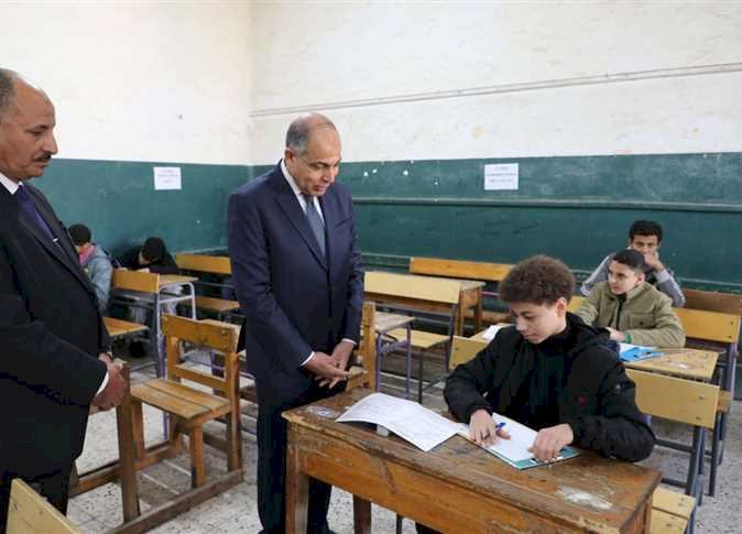 التحقيق مع مراقب لجنة بالشهادة الإعدادية  لاقدامه  على تصوير امتحان الجبر بالمنيا