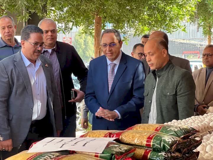 بمناسبة عيد الشرطة.. محافظ قنا يتفقد مبادرة  كلنا واحد