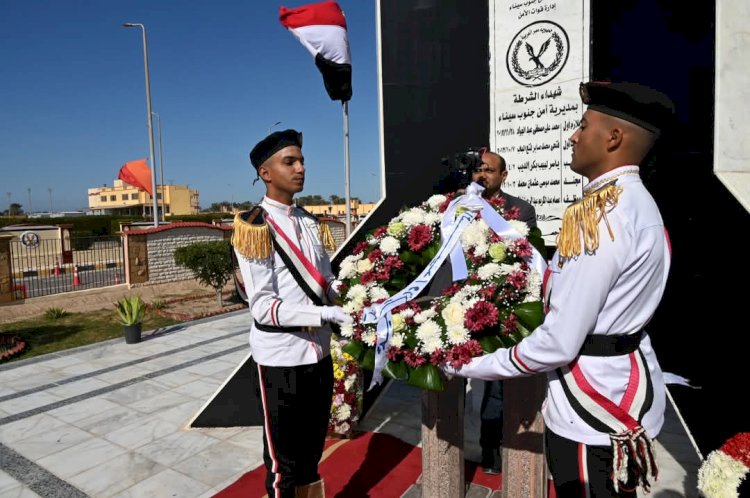 محافظ جنوب سيناء يضع إكليلا من الزهور على نصب شهداء الشرطة بطور سيناء