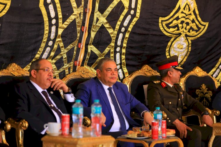 محافظ كفرالشيخ..يضع إكليلا من الزهور على النصب التذكاري لشهداء الشرطة