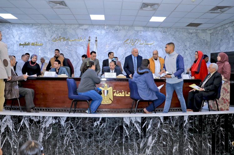 محافظ سوهاج يحل مشاكل المواطنين في اللقاء الجماهيري الأسبوعي