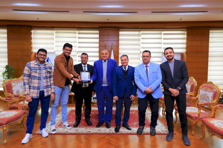 رئيس جامعة كفر الشيخ يكرم الدفعة السابعة من خريجي كلية الطب البشري