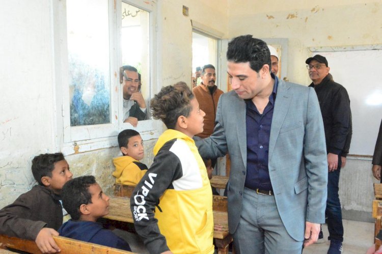 نائب المحافظ يشهد قوافل حياة كريمة بقرية نجع الدير بدار السلام بسوهاج