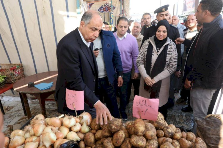 بتخفيضات تزيد على 30%.. محافظ المنيا يفتتح سوق اليوم الواحد بمطاي