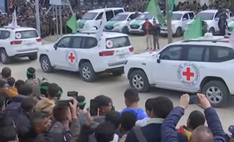 حماس تسلم ثلاث رهائن إسرائيليين وسط تنظيم دقيق وسط آلاف الفلسطينيين