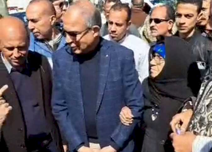 طلبت حل مشكلتها.. عجوز تستقبل محافظ المنيا بالزغاريد خلال جولة تفقدية بملوي