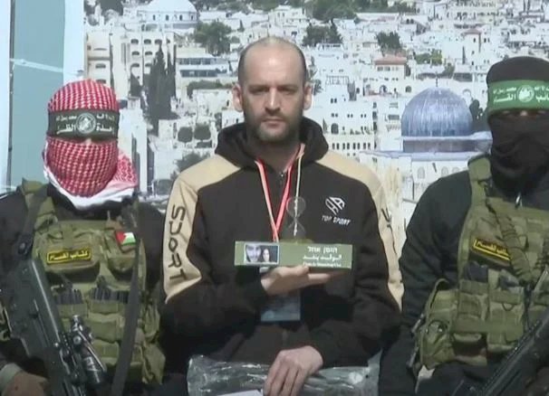 حماس تسلم ساعة رملية لأسير كتب عليها "الوقت ينفد"